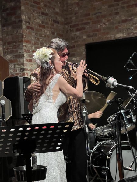 sayurifingeringthevalveswhileseikiyukimotoblowsthetrumpet.jpg