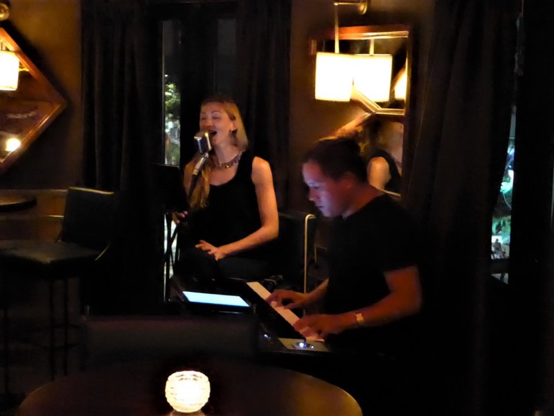 loungesingeratbelowwhiskyden.jpg